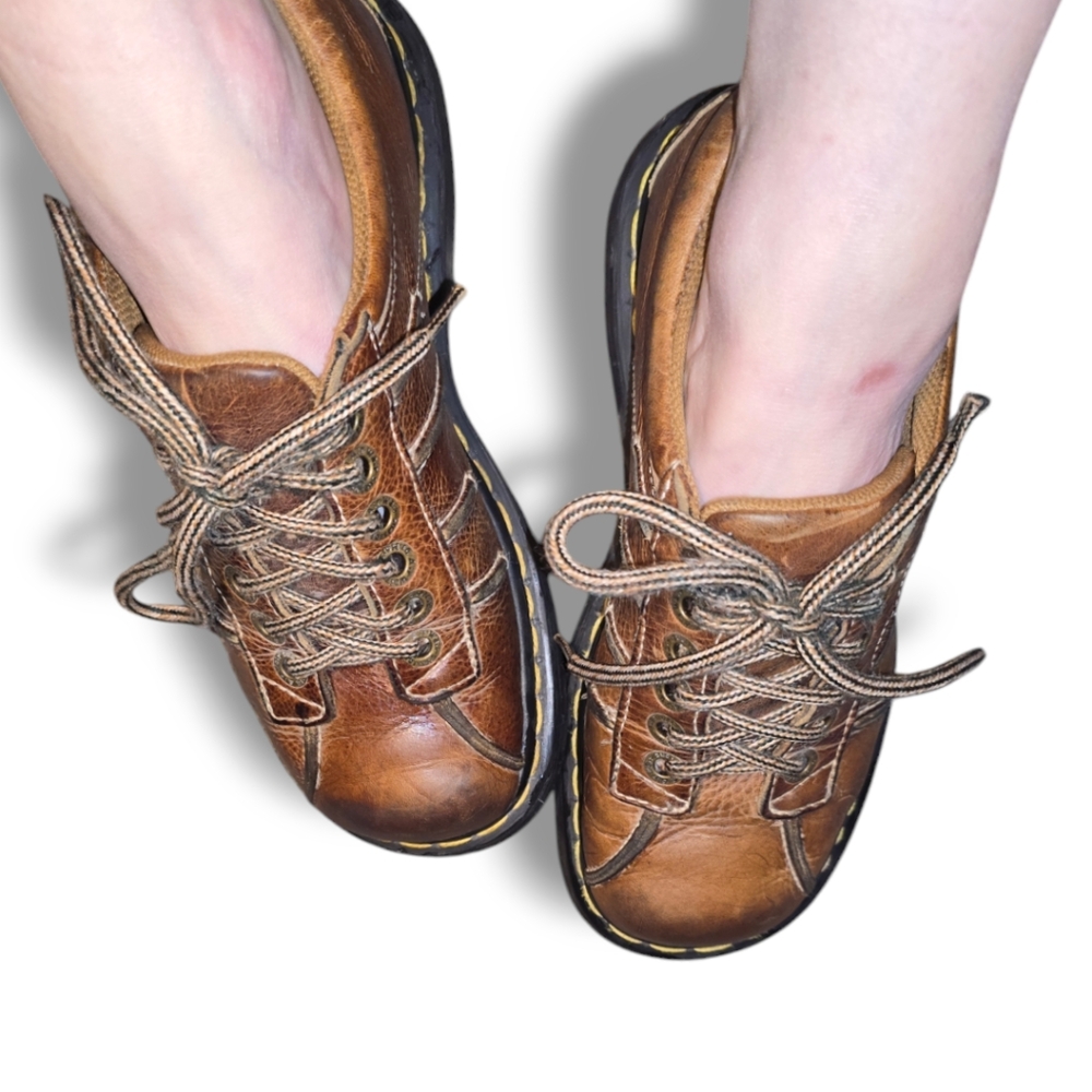 Vintage Dr. Marten's- Platform Oxford shoe. Sz- 7us. Carmel colored Leather.